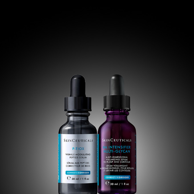 Flacone di siero SkinCeuticals P-TIOX circondato da fiale, incentrato sulla correzione delle rughe.